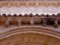 ARQUIVOLTAS Y CANECILLOS DE LA PORTADA SUR