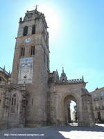 TORRE Y PORCHE ANTE LA PORTADA DEL TRANSEPTO NORTE