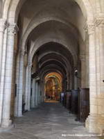 NAVE SUR DESDE LOS PIES DEL TEMPLO