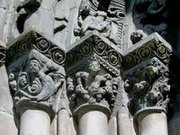 CAPITELES DEL LADO IZQUIERDO. PUERTA SUR