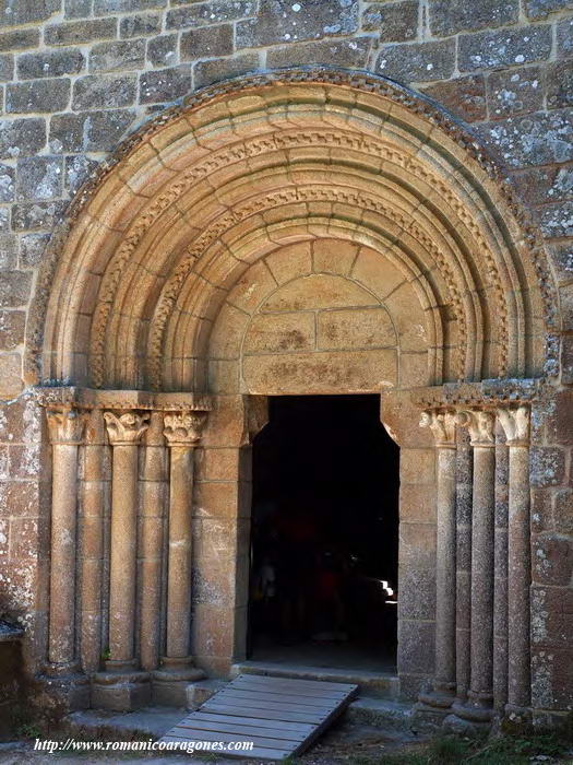 PORTADA DE ACCESO AL TEMPLO