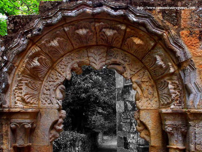 DETALLE DE LA PORTADA DE ACCESO AL CLAUSTRO. TETRAMORFOS