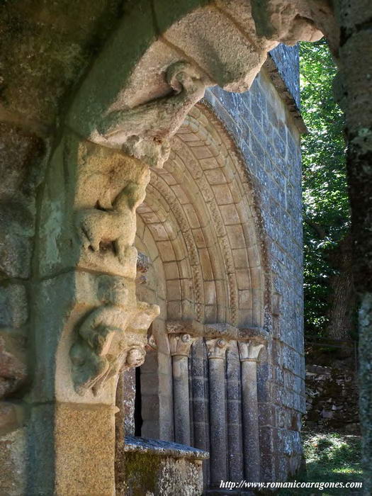 DETALLE DE LOS TETRAMORFOS. AL FONDO PORTADA DE ACCESO AL TEMPLO