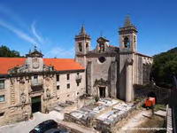FACHADA OESTE DE LA IGLESIA Y ACCESO SUR AL CLAUSTRO DE LOS CABALLEROS
