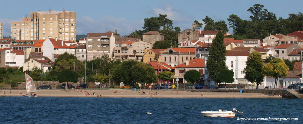 VILAXOAN DESDE LA PLAYA. LA IGLESIA DESTACA EN EL HORIZONTE