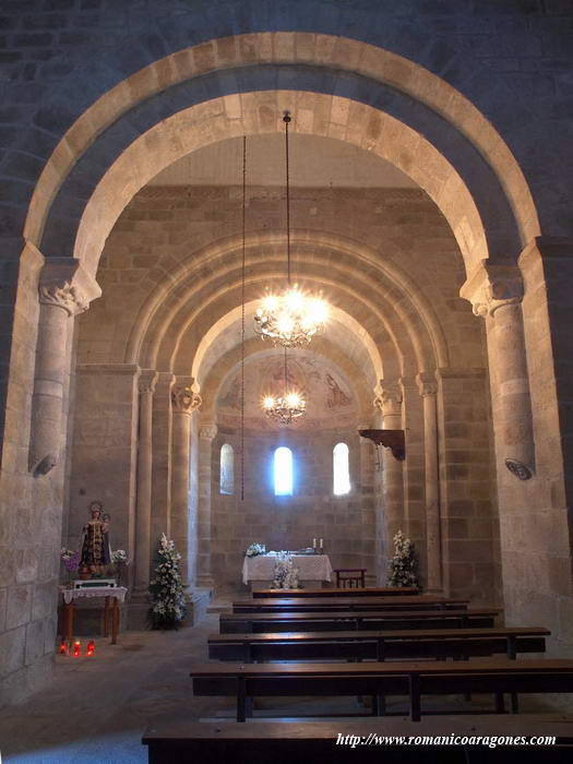 INTERIOR DEL TEMPLO HACIA LA CABECERA