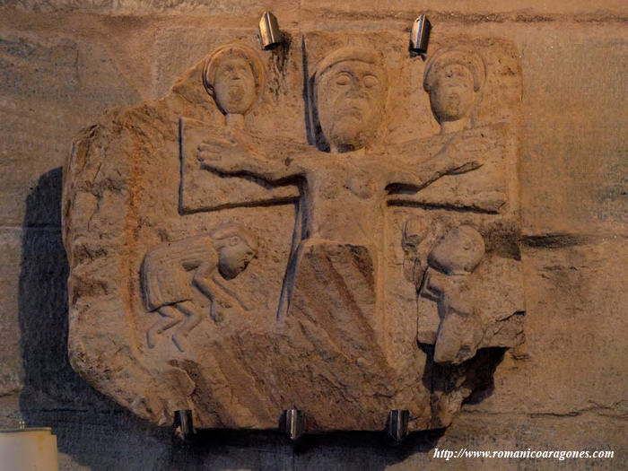ESCULTURA DE CRUCIFICADO HALLADA ANTE EL ALTAR