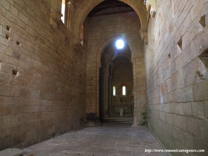 INTERIOR DEL TEMPLO HACIA LA CABECERA