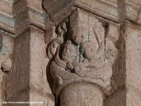 CAPITEL CON DECORACIÓN DE ARPÍAS