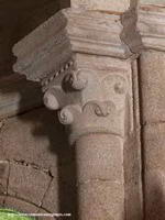 CAPITEL CON DECORACIÓN SENCILLA