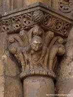CAPITEL INTERIOR DEL LADO OESTE EN LA PUERTA DEL CORDERO