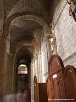 NAVE LATERAL NORTE DESDE LA CABECERA. NOTAR LA COLUMNA EXENTA POR DELANTE DE UN VENTANAL