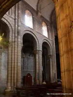 PRIMERAS PILASTRAS DEL LATERAL NORTE DE LA NAVE CENTRAL, DESDE DEBAJO DEL CORO