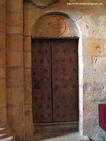 PORTADA DE ACCESO AL NARTEX DEL PANTEON CON CRISMON OSCENSE