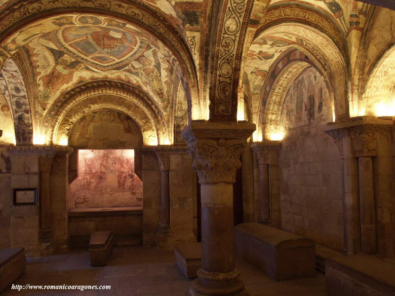 PANTEÓN DE SAN ISIDORO. NAVE CENTRAL Y SUR, HACIA LA CABECERA