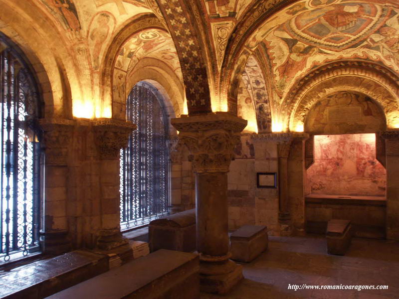 PANTEÓN DE SAN ISIDORO. NAVE CENTRAL Y NORTE, HACIA LA CABECERA