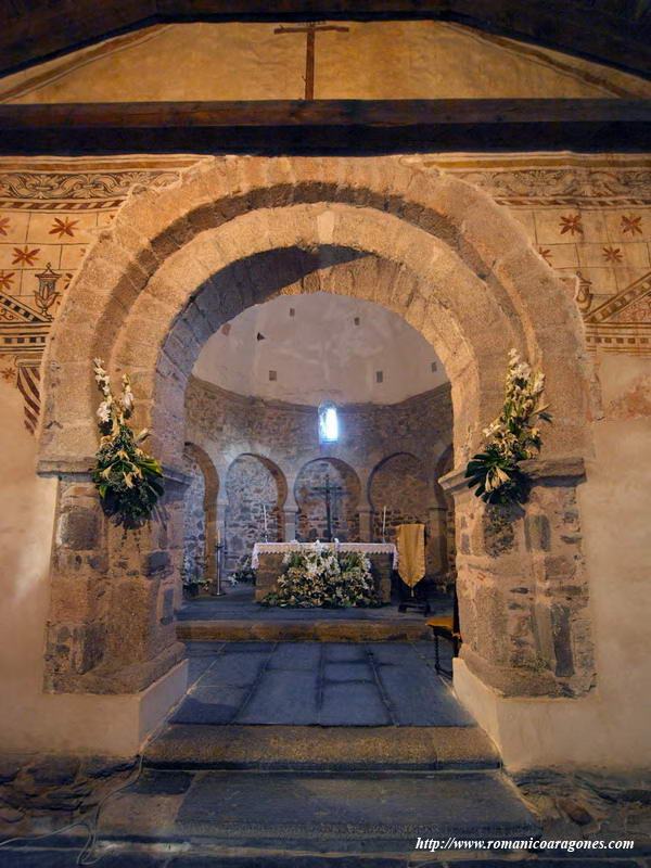 INTERIOR HACIA LA CABECERA. ARCO DOBLE DE HERRADURA
