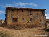 EDIFICIO DE ADOBE Y MADERA.