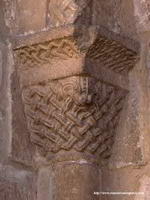 CAPITEL ABSIDAL DE ENTRELAZO