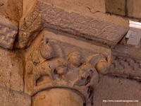 PERSONAJE ENTRE LEONES SUMISOS