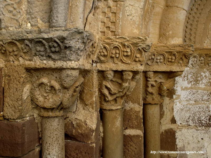 CAPITELES DEL LADO OESTE DE LA PORTADA