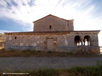 VISTA OCCIDENTAL DEL TEMPLO CON LA PROBABLE GALER&Iacute;A PERIMETRAL
