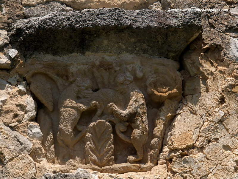 CAPITEL DE FIERAS DEVORANDO CUADRÚPEDO