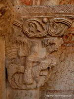 CAPITEL DE PONIENTE EN LA PORTADA. 