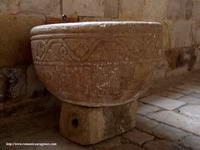 PILA BAUTISMAL ROM&Aacute;NICA, ALMACENADA EN EL CLAUSTRO