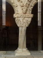 CAPITEL SOBRE COLUMNAS TORSAS