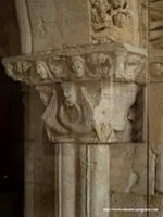 CAPITEL LATERAL: MONSTRUOS SURGIENDO DE UNA CABEZA CENTRAL