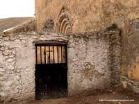 ACCESO AL CEMENTERIO. ESTELA SOBRE LA PUERTA