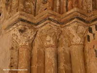 CAPITELES DE LA PORTADA