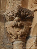 CAPITEL DEL LADO OESTE. MONSTRUOS