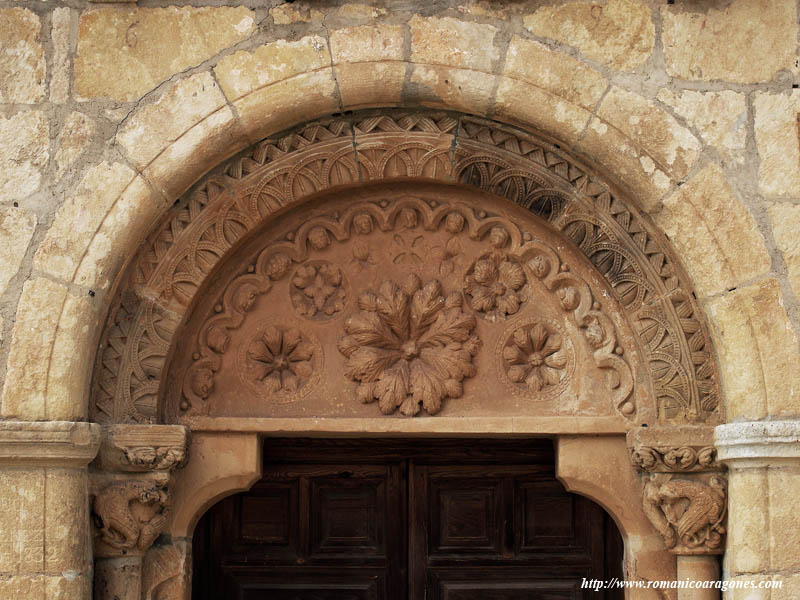 DETALLE DE LA DECORACIÓN DE LA PORTADA