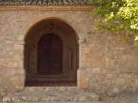 VISTA DE LA PORTADA TRAS EL ATRIO MODERNO