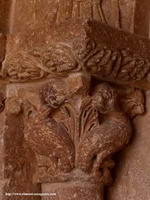 CAPITEL DECORADO CON ARP&Iacute;AS