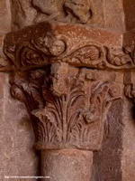 CAPITEL DE MOTIVOS VEGETALES
