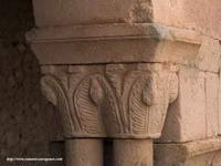 CAPITEL DE PALMETAS Y PI�AS