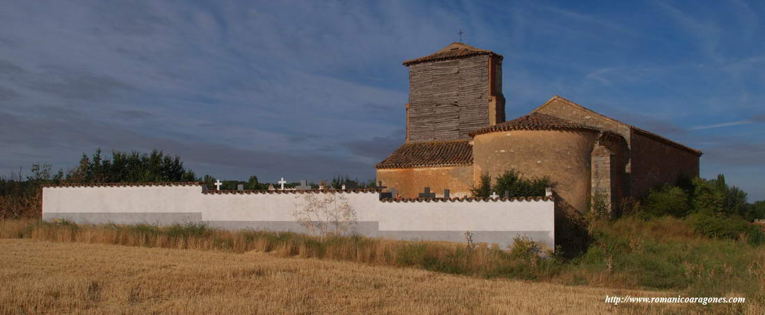 VISTA ESTE DE LA CABECERA CON EL CEMENTERIO LOCAL ADOSADO