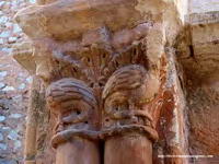 CAPITEL CON LEONES
