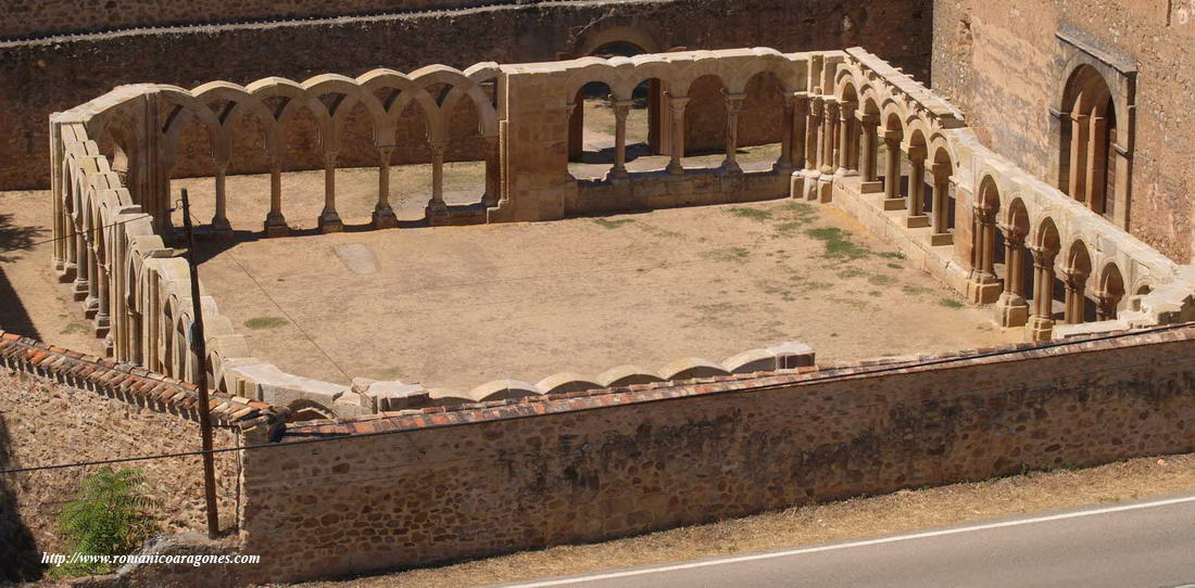 VISTA GENERAL DEL CLAUSTRO Y FACHADA SUR DEL TEMPLO