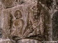 CAPITELES DE LA PORTADA