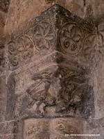 CAPITELES DE LA PORTADA