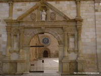 PUERTA RENACENTISTA DE ACCESO AL MONASTERIO