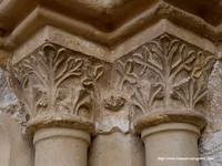 DETALLE DE LOS CAPITELES CON DECORACI&Oacute;N VEGETAL