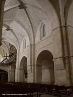 SEPARACI&Oacute;N ENTRE NAVE CENTRAL Y LATERAL NORTE. AL FONDO EL &Oacute;RGANO