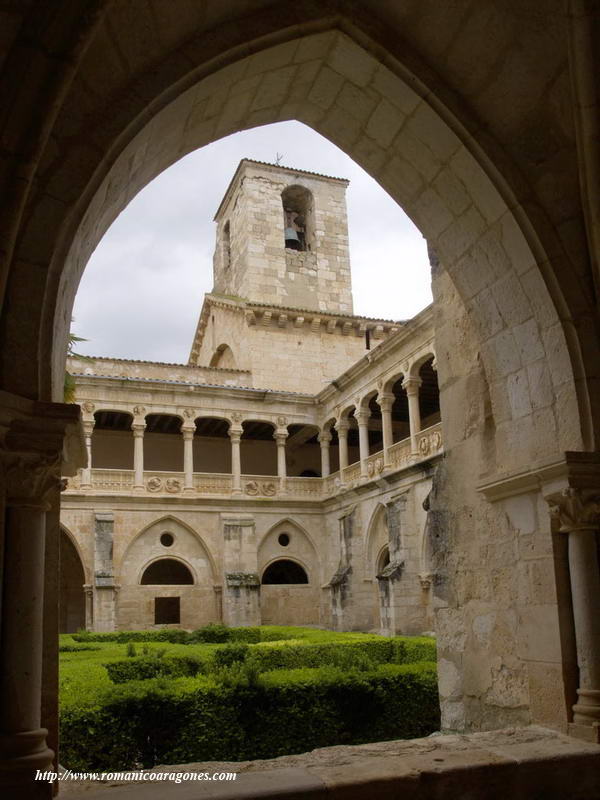 DETALLE DEL BRAZO NORTE DEL TRASNEPTO Y SU TORRECILLA DESDE EL CLAUSTRO