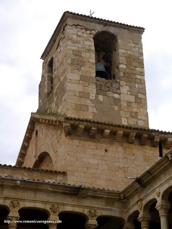 DETALLE DEL BRAZO NORTE DEL TRASNEPTO Y SU TORRECILLA DESDE EL CLAUSTRO