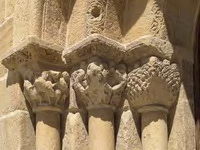CAPITELES LADO OESTE DE LA PORTADA